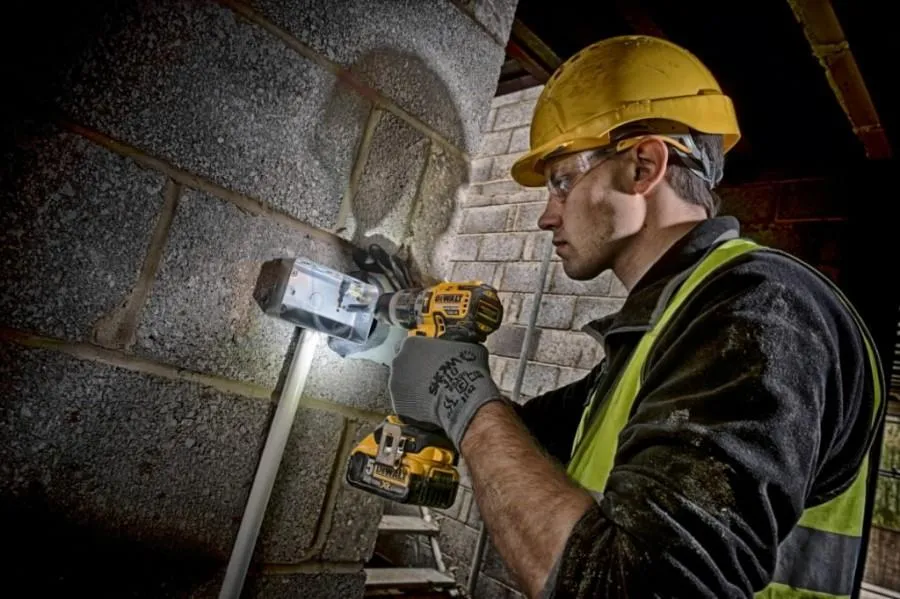 DeWalt led-tulega akutrell töös