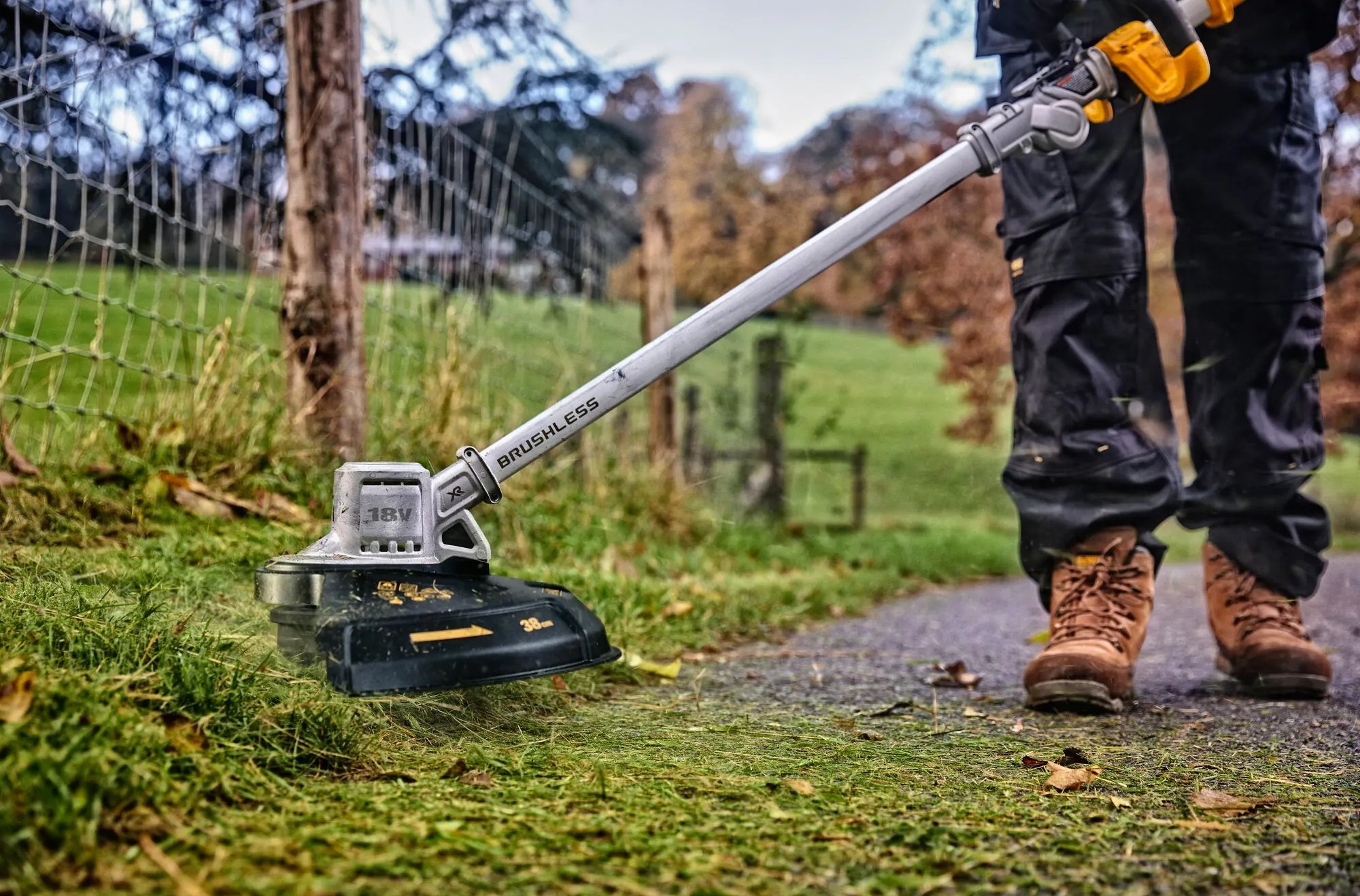 DeWalt murutrimmer töös