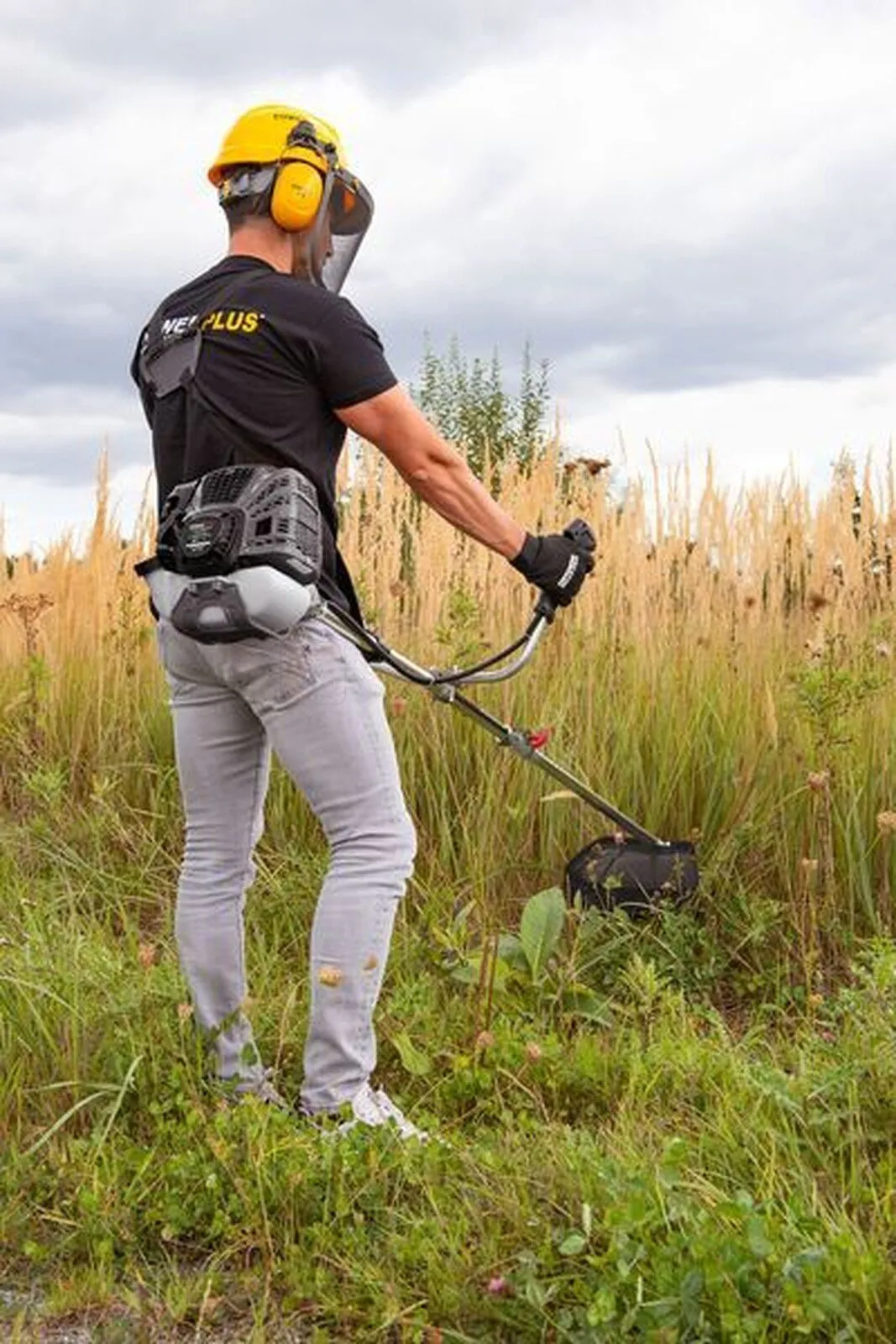 Powerplus murutrimmer töös