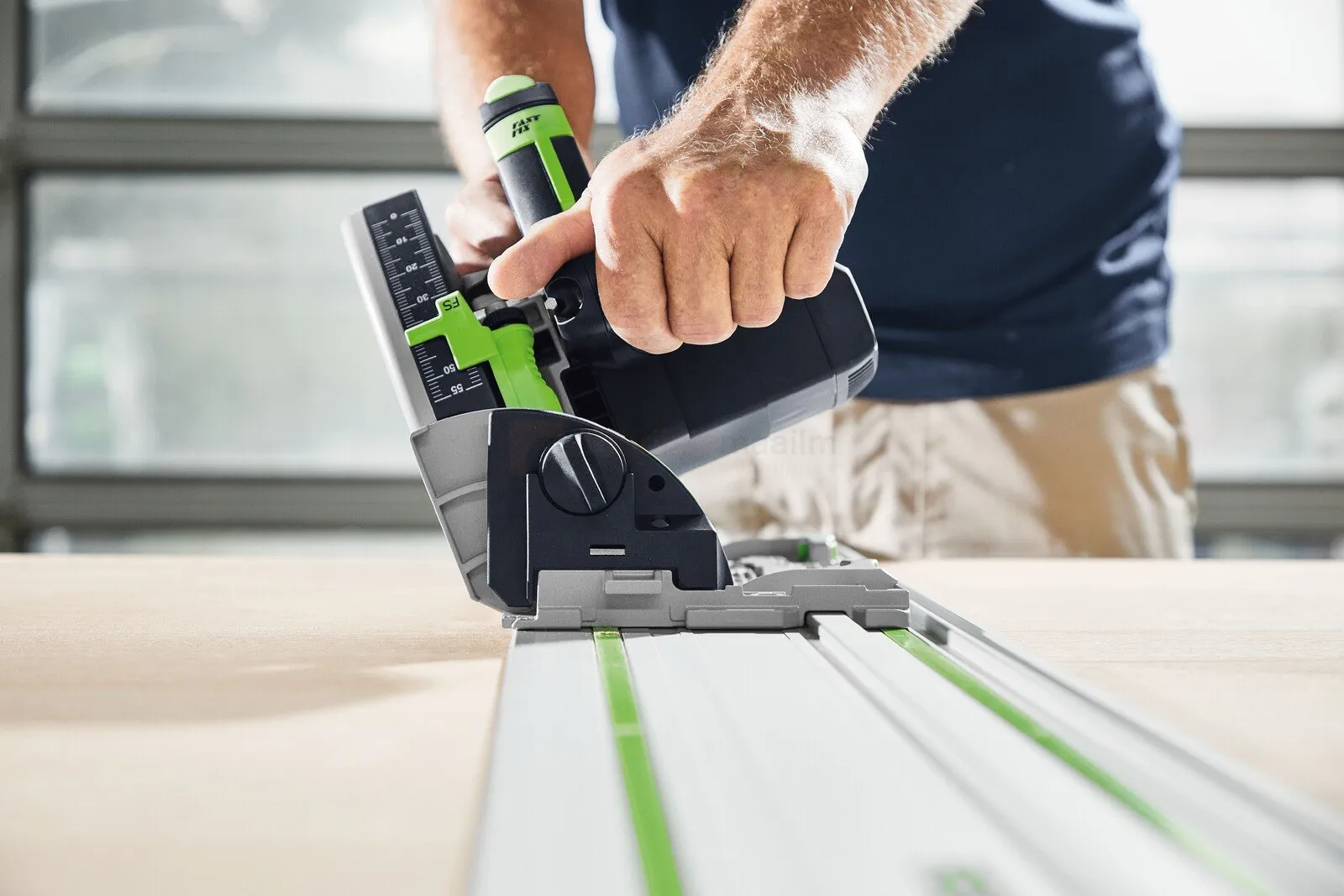 Festool sukelsaag töös